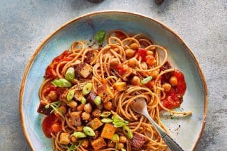 Spaghetti mit Kichererbsen-Tomaten-Sauce