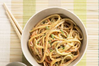 Sesamnudeln mit Erdnusscreme und Tahin von Jérôme Eckmeier