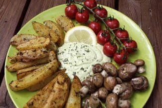 Rezept: Kartoffel-Wedges mit Artischocken-Zucchini-Dip