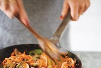 Süßkartoffelnudeln mit Erdnuss-Satay-Sauce