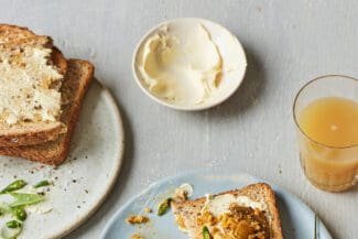 Köstlicher Brunch: Scrambled Tofu auf Toast