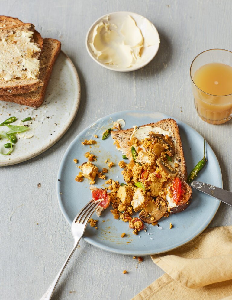 Köstlicher Brunch: Scrambled Tofu auf Toast Köstlicher Brunch: Scrambled Tofu auf Toast