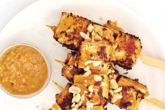 Proteinreich: Tofu-Erdnuss-Spieße