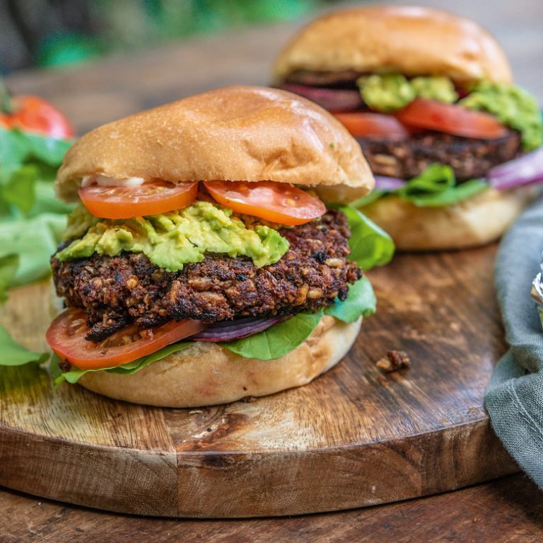 Black Bean Burger mit Süßkartoffelpommes