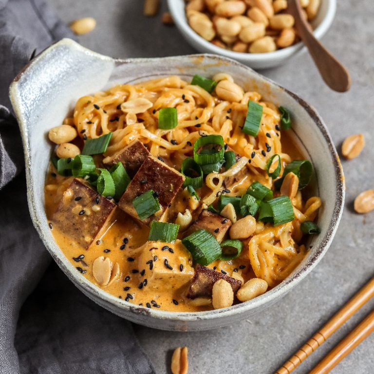 Cremige Thai-Erdnuss-Nudelsuppe Cremige Thai-Erdnuss-Nudelsuppe