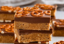 Erdnuss-Schoko-Riegel mit Salzbrezeln