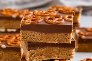 Erdnuss-Schoko-Riegel mit Salzbrezeln