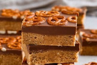 Erdnuss-Schoko-Riegel mit Salzbrezeln