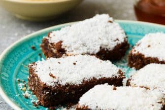 Mit Kokosnuss-Brownies in den Desserthimmel