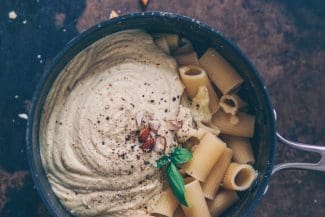 Cremige Alfredo-Sauce mit Nudeln