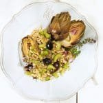 Weizensalat mit Artischocken und Oliven