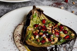 Gebackene Aubergine mit Pistazien-Zhug und Granatapfelkernen