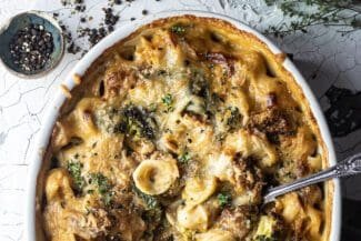 Cremiger Brokkoli-Nudel-Auflauf mit Tofu-Chicken