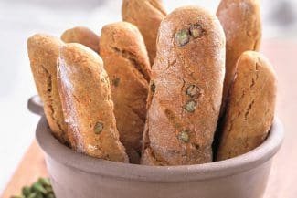 Rezept: Pistazien-Stangen mit geraspelten Möhren Genuss für zu Hause: Brotstangen mti Pistazien und geraspelten Möhren