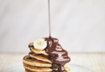 Buchweizenpfannkuchen mit heißer Schokosauce von Deliciously Ella