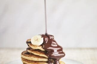 Buchweizenpfannkuchen mit heißer Schokosauce von Deliciously Ella