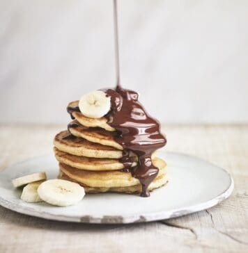 Buchweizenpfannkuchen mit heißer Schokosauce von Deliciously Ella