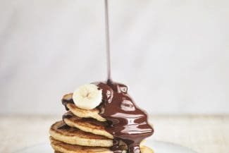 Buchweizenpfannkuchen mit heißer Schokosauce von Deliciously Ella