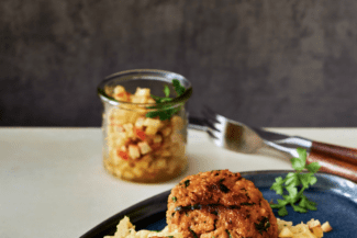 Buletten mit Kartoffelstampf und Apfelsauce