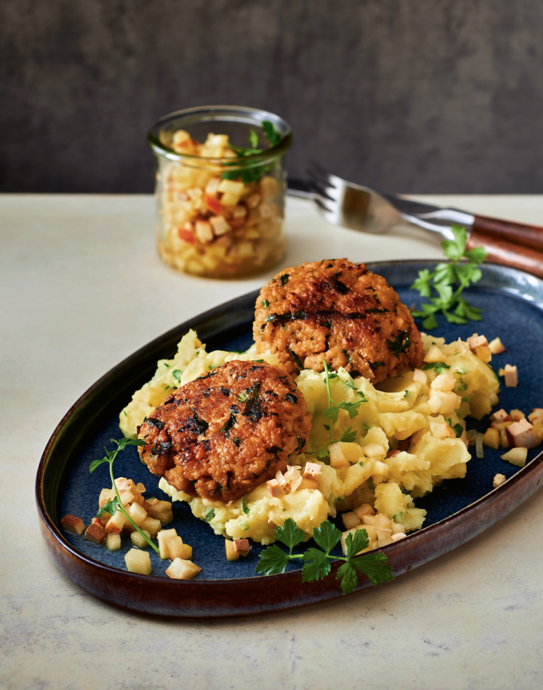 Buletten mit Kartoffelstampf und Apfelsauce