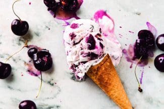 Kirsch-Amaretto-Eis mit Bitterschokolade