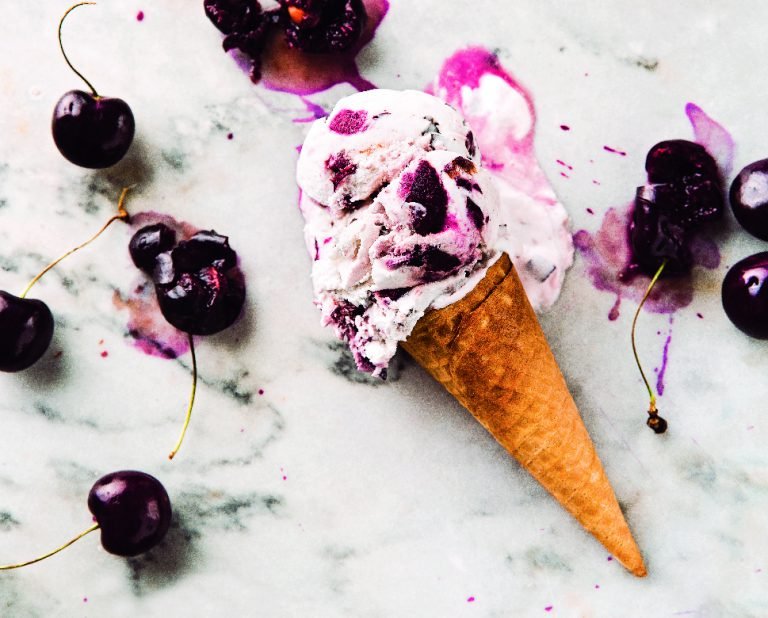 Kirsch-Amaretto-Eis mit Bitterschokolade