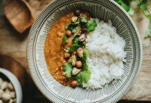 Linsen-Kokos-Curry mit Sesam und Pistazien