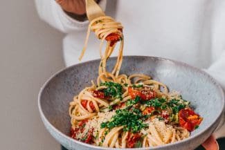 Vollkornlinguine mit ofengeschmorten Tomaten und Gremolata