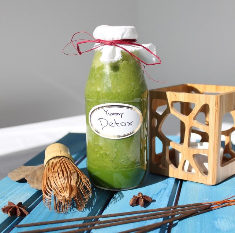 Detox to go: grüner Fitmacher-Smoothie zum Mitnehmen Detox to go: grüner Fitmacher-Smoothie zum Mitnehmen