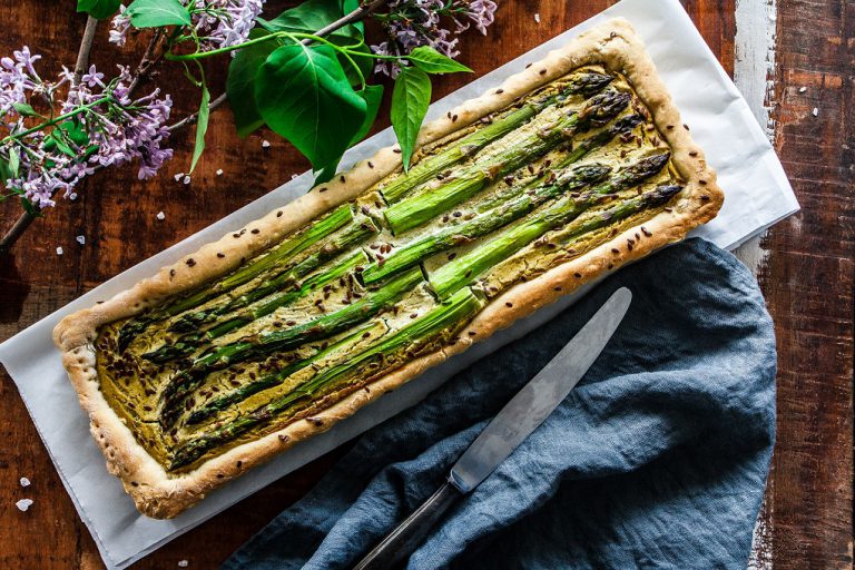 Glutenfreie Frühlings-Tarte mit grünem Spargel