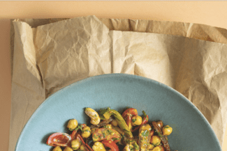 Kichererbsensalat mit Paprika, Cashew und Dattel