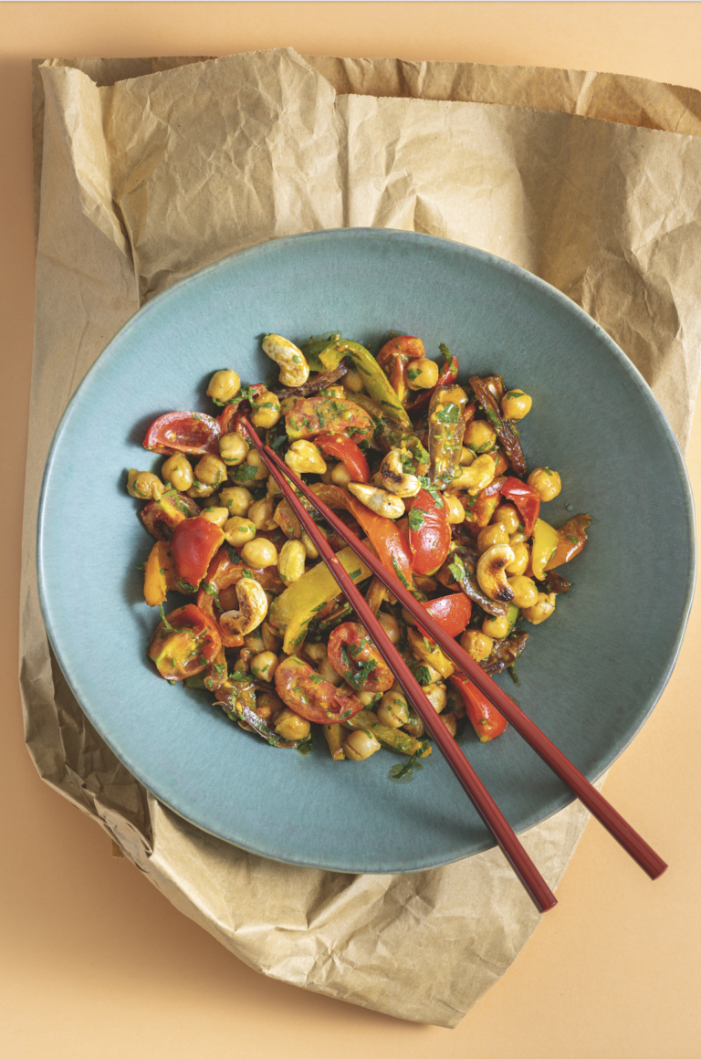 Kichererbsensalat mit Paprika, Cashew und Dattel Kichererbsensalat mit Paprika, Cashew und Dattel