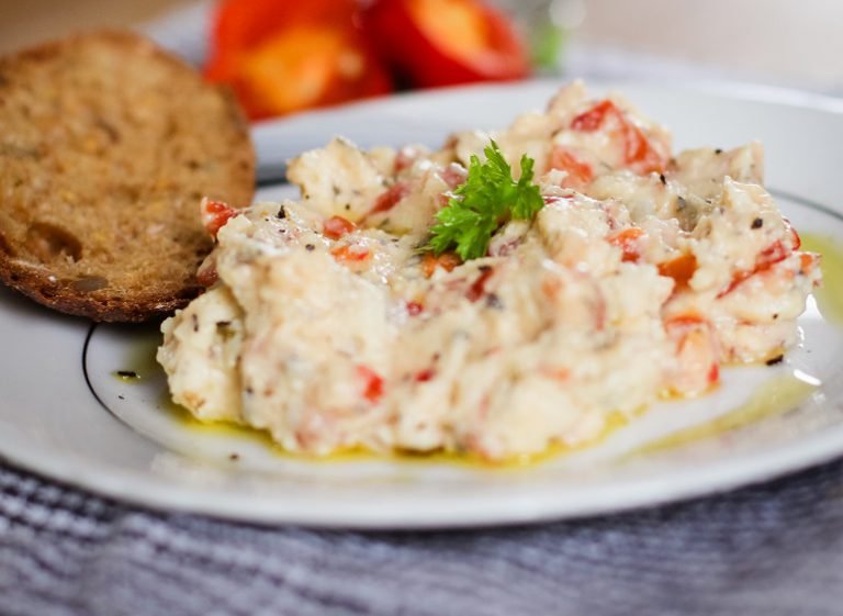 Griechischer Feta – pflanzlich & selbst gemacht Griechischer Feta – pflanzlich & selbst gemacht