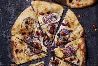 Fluffiger Flammkuchen mit Räuchermandeln