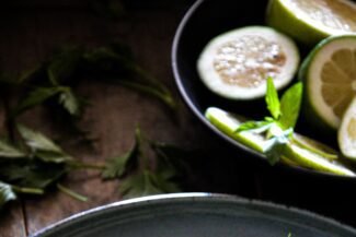 Rezept: Zucchini-Spaghetti mit grünem Pesto und Basilikum