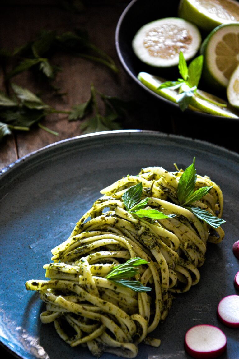 Rezept: Zucchini-Spaghetti mit grünem Pesto und Basilikum