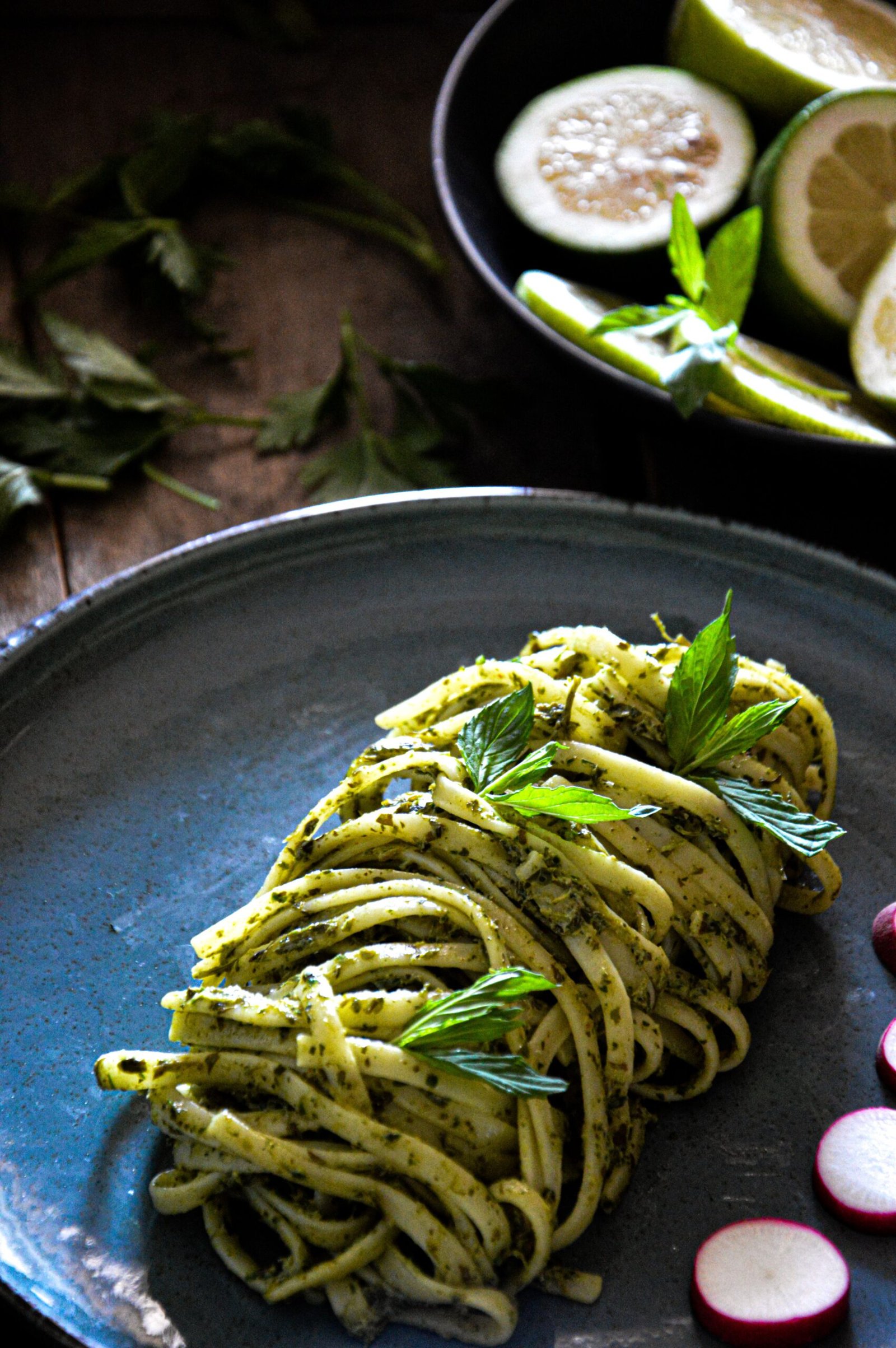 Rezept: Zucchini-Spaghetti mit grünem Pesto und Basilikum