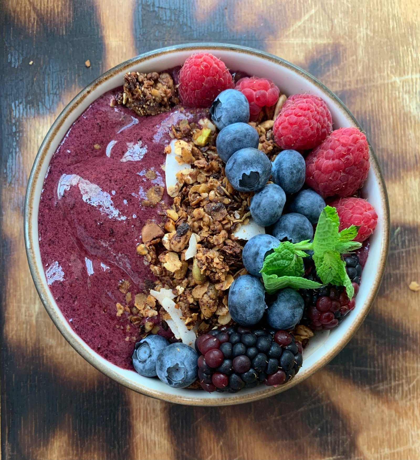 Rezept: Fruchtig-süße Beeren-Frühstücks-Bowl