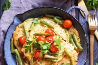 Herzhaft & easy: Gemüsepfannkuchen mit Stangenbohnen und Tomaten