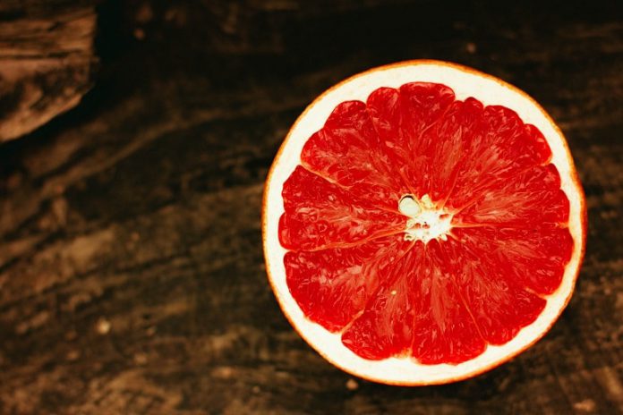 Nachhaltige Haushaltstipps: Grapefruits funktionieren prima als Reinigungsschwamm