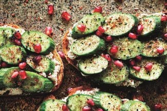 Sabrina Ghayour: Gurken-„Feta“-Bruschetta