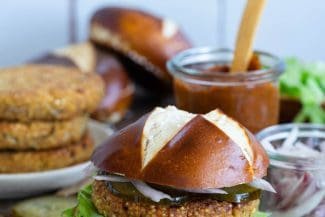 Selbstgemacht: Burger mit Hirsepattys und Laugenbrötchen