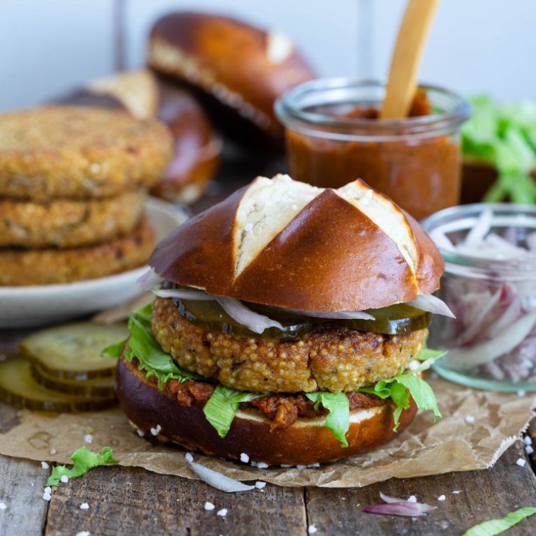 Selbstgemacht: Burger mit Hirsepattys und Laugenbrötchen Selbstgemacht: Burger mit Hirsepattys und Laugenbrötchen