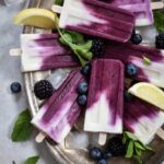 Joghurt-Eis am Stiel mit Beeren und Vanille