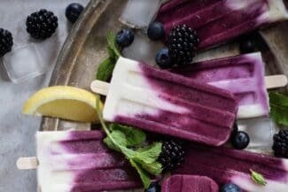 Joghurt-Eis am Stil mit Beeren und Vanille
