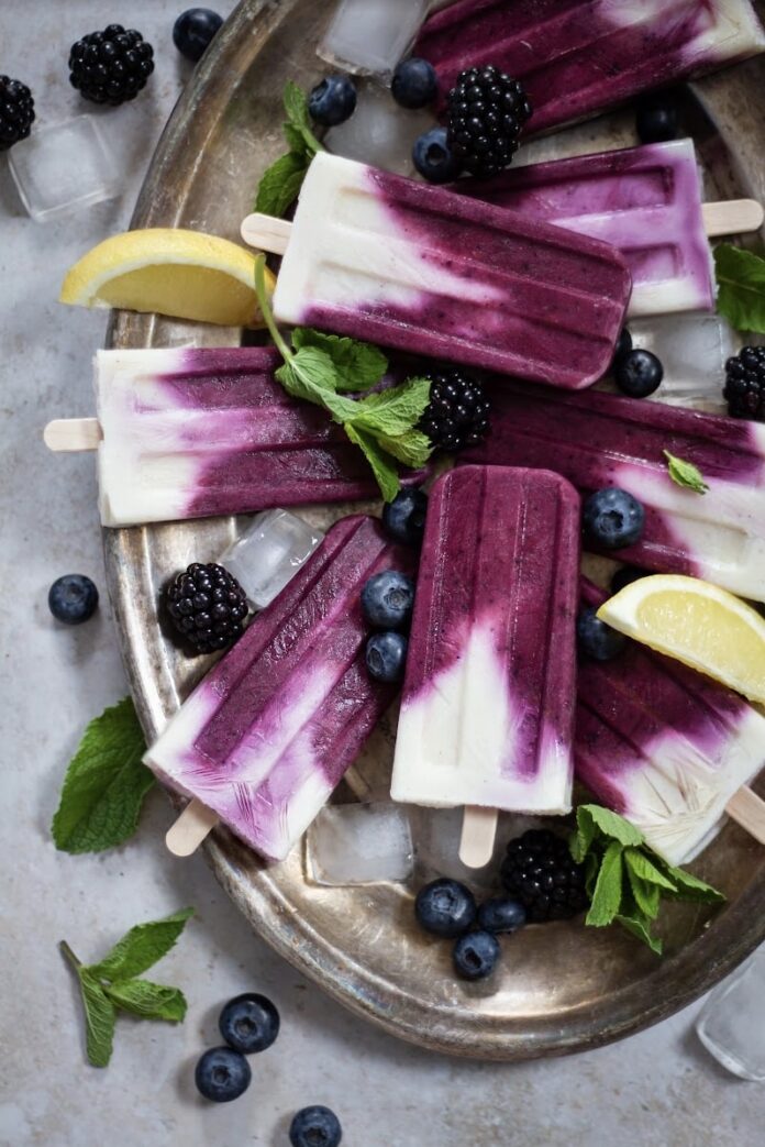 Joghurt-Eis-am-Stiel-mit-Beeren-und-Vanille