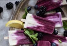 Joghurt-Eis am Stil mit Beeren und Vanille