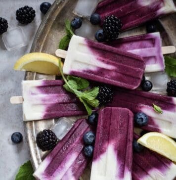 Joghurt-Eis am Stil mit Beeren und Vanille