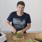 Kevin-schneidet-Ananas