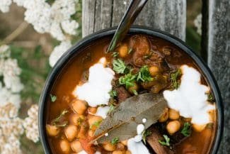 Kichererbseneintopf mit Tomaten und Limetten-Kokos-Dip